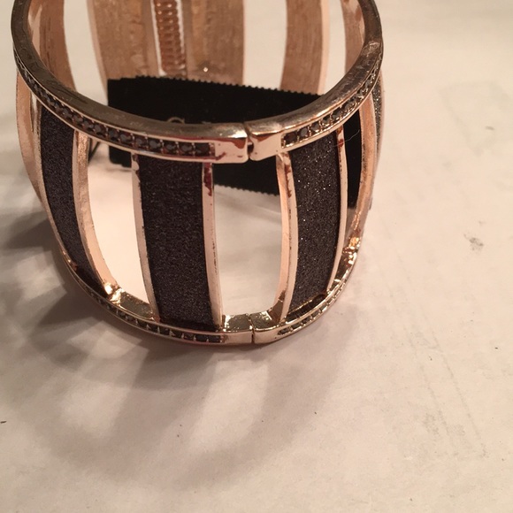 NWT Guess rose gold dark rhinestone wide bangle - Picture 3 of 4